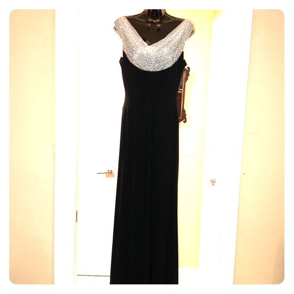 Long black evening gown - Picture 1 of 5